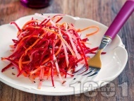 Рецепта Витаминозна салата с тънко настъргани червено цвекло, ряпа и ябълка